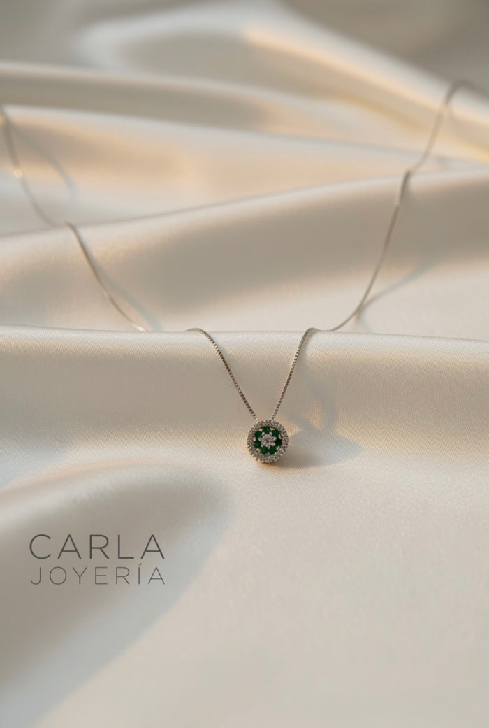Cadena con dije Halo de Esmeraldas